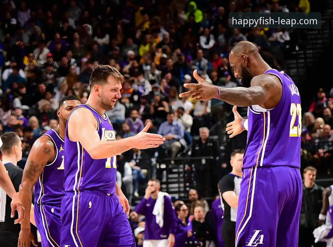 乐鱼app最新版本 东契奇单骑破阵 vs 团队多点开花:湖人险胜步行者的攻防博弈